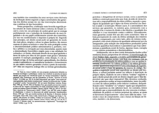 452 O ESTADO DE DIREITO
mas também dos conteúdos dos seus serviços como derivaria
da declinação destes segundo a lógica universalista das garan­
tias dos direitos sociais em vez das intervenções discricioná­
rias e seletivas de tipo burocrático.
Nessa perspectiva, a indicação mais fecunda sugerida pe­
los estudos de maior interesse sobre a reforma do Estado so­
cial é, a meuver, um princípio de caráter geral, que se conjuga
perfeitamente com o princípio do fortalecimento da mera le­
galidade e do seu papel condicionante através dos conteúdos,
por sua vez condicionados e impostos à própria lei. Segundo
esse princípio, um direito social pode ser garantido de modo
tão mais pleno, simples e eficaz no plano jurídico, tão menos
custoso no plano econômico e estar tão mais protegido contra
a discricionariedade político-administrativa e, portanto, con­
tra o arbítrio e a corrupção por essa alimentadas, quanto mais
a intermediação burocrática exigida para a sua satisfação for
reduzida e, no limite, eliminada através dá sua igual garantia a
favor de todos por obra de leis quanto mais gerais e abstratas
possível. O exemplo paradigmático, nesta direção, é o da sa­
tisfação ex lege, de forma universal e generalizada, dos direitos
sociais à subsistência e à assistência mediante o fornecimento
de um salário mínimo garantido a todos a partir da maiorida­
de33. Mas um ésquema análogo têm as formas generalizadas,
33 Trata-se, como é sabido, de uma proposta amplamente debatida na
literatura odológica e politológica. Limito-me a lembrar os estudos de James
Meade, que propõe um "dividendo social" ou "serviço social básico" (Full Em­
ployment, New Technologies and the Distribution of Income, "Journal of Social
Policy", 13 (1984), pp. 142-3); de Ralf Dahrendorf, que supõe "uma renda mí­
nima garantida como direito constitucional", mesmo na forma de uma "modes­
ta quantia" porém "incontestável" (Per un nuovo liberalismo, Laterza, Roma-
Bari, 1990, pp. 135-47,156); de MassimoPad, que propõe por sua vez o mode­
lo sueco de um "regime universalista de tutela pensionista básica" (Pubbtico e
privatonei modemisistemidi Welfare, Liguori, Napoli, 1990, pp. 100-5). Ver tam­
bém o fasdculo de "Democrazia e diritto" (1990), 1, pp. 141-232, sobre IIreddito
di cittadinanza; o volume La democrazia dei reddito universale, Manifestolibri,
Roma, 1997, pp. 7-46, que contém escritos de M. Bacetta, G. Bronzini, Andrea
Fumagalli, Claus Offe, Alain Caillé, David Purdy e Philippe van Pàrijs; C. Sa-
raceno, Una persona, un reddito, "Politicá ed economia" (1989), 1; M. Paci, La
sfida delia dttadinanza sociale, Edizioni Lavoro, Roma, 1990, pp. 131-46; M. T.
Consoli, II *Minimo vitale' tra amministrazione e legislazione, "Sociologia dei
diritto" (1998), 2, pp. 51-78.
O DEBATE TEÓRICO CONTEMPORÂNEO 453
gratuitas e obrigatórias de serviços sociais, como a assistência
médica e a instrução para todos que, hoje, já estão de várias for­
mas sob a responsabilidade da esfera pública, segundo o para­
digma da igualdade que é típico da forma universal dos direi­
tos à saúde e à instrução. Nesses casos, é o automatismo dos
serviços que garantem, no máximo grau, juntamente com a
sujeição à lei, a certeza do direito e dos direitos, a igualdade dos
cidadãos e a sua imunidade contra o arbítrio. Naturalmente,
essas garantias sociais têm um alto custo econômico. Mas se
trata precisamente do custo da efetiva satisfação dos relativos
direitos, compensado, por outro lado, além do mínimo indis­
pensável e dos níveis mínimos de igualdade substancial por ela
assegurados, pela redução dos desperdícios produzidos pelos
enormes aparelhos burocráticos e parasitários que hoje admi­
nistram a assistência social de forma, algumas vezes, corrupta
e com critérios potestativos e discriminatórios.
Infelizmente, não se deve nutrir demasiadas ilusões sobre
nenhuma dessas perspectivas de reforma. A transformação do
atual Welfare State, segundo o modelo universalista da garan­
tia ex lege dos direitos sociais, está hoje em contraste com as
tendências à privatização da esfera pública e com as opções li-
benstas dominantes na cultura política e nã esfera governar
mental. Igualmênte improvável é uma refundação da legalida­
de penal sofcrelTbase da garantia da reserva de código. En­
quanto a legislação penal está regredindo ao direito pré-mo-
demo, a cultura penalista assiste em silêncio à destruição do
próprio objeto, iludindo-se com a falácia "realista" segundo a
qual o direito penal não pode ser diverso daquilo que é. Mas im­
provável não quer dizer impossível. Não devemos confundir,
se não quisermos ocultar as responsabilidades, tanto da políti­
ca como da culturajurídica, entre inércia e realismo, desquali­
ficando como "irrealista'7ou "utópico" aquilo que simplesmen­
te não queremos ou não sabemos fazer. Ao contrário, temos
de admitir que a responsabilidade da crise remonta à indispo-
nibilidade da política e à inércia projetual da cultura, as quais
se favorecem reciprocamente - uma como álibi da outra - cor­
rendo o risco de comprometer, com o futuro do Estado de Di­
reito, também o da democracia.
 