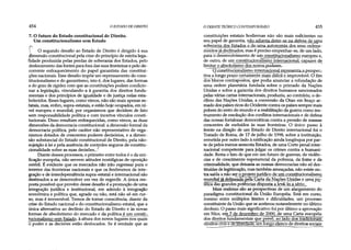 454 O ESTADO DE DIREITO
7. O futuro do Estado constitucional de Direito.
Um constitucionalismo sem Estado
 O segundo desafio ao Estado de Direito é dirigido à sua
(íimensão constitucional pela crise do princípio de estrita lega­
lidade produzida pelas perdas de soberania dos Estados, pelo
deslocamento dasfontes parafora das suas fronteiras e pelo de­
corrente enfraquecimento do papel garantista das constitui­
ções nacionais. Esse desafio impõe um repensamento do cons­
titucionalismo e do garantismo, isto é, dos lugares, das formas
e do grau de rigidez com que as constituições podem condicio­
nar a legislação, vinculando-a à garantia dos direitos funda­
mentais e dos princípios de igualdade e de justiça nelas esta­
belecidos. Esses lugares, como vimos, não são mais apenas es-
.tatais, mas, enfim, supra-estatais, e estão hoje ocupados, emní­
vel europeu e mundial, por organismos que decidem de fato
sem responsabilidade política e com incertos vínculos consti­
tucionais. Disso resultam enfraquecidas, como vimos, as duas
dimensões da democracia constitucional: a dimensão formal da
democracia política, pelo caráter não representativo de orga­
nismos dotados de crescentes poderes decisórios, e a dimen­
são substancial do Estado constitucional de Direito, pela não-
sujeição à lei e pela ausência de controles seguros de constitu-
donalidade sobre as suas decisões.
Diante desses processos, o primeiro entre todos é o dauni­
ficação européia, não servem atitudes nostálgicas de oposição
estéril. É evidente que os mercados não irão regressar para o
interior das fronteiras nacionais e que os fenômenos de inte­
gração e de interdependência supra-estatal e internacional são
destinados a se desenvolver em vèz de regredir. A única res­
posta possível que provém desse desafio é a promoção de uma
integração jurídica e institucional, em adendo à integração
econômica e política que, agrade ou não, está não só em cur­
so, mas é irreversível. Temos de tomar consciência, diante da
crise do Estado nacional e do constitucionalismo estatal, que a
única alternativa ao declínio do Estado de Direito e às novas
formas de absolutismo do mercado e da política é uiri consti-,
tucionalismo sem Estado, à altura dos novos lugares nos quais
o poder e as decisões estão deslocados. Se é verdade que as
ODEBATE TEÓRICO CONTEMPORÂNEO 455
constituições estatais hodiernas não são mais suficientes no
seu papel de garantia, nãa.adi^j^detejj^êjia.,defesa de uma
soberania dos.EstadQ&,e.dfiJuma.autonomia,doa seus, qrdena-
mentos já declinados, mas é preciso empenhar-se, de um lado,
para o desenvolvimento de um constitucionalismo europeu e,
de outro, de um constitucionalismo internacional, capazes de
limitar o absolutismo dos novos^poderes.
O constitucionalismo internacional representa.a perspec-
tiva a longo prazo çertamerte g.improváyd. O fim
dos blocos contrapostos, que podia anunciar a refundação de
uma ordem planetária fundada sobre o primado da Nações
Unidas e sobre a garantia dos direitos humanos sancionados
pelas várias cartas internacionais, produziu, ao contrário, o de­
clínio das Nações Unidas, a conversão da Otan em braço ar­
mado dospaísesricosdoOcidente contra ospaíses sempremais
pobres do resto do mundo e a reabilitação da guerra como ins­
trumento de resolução dos conflitos internacionais e de defesa
das nossas fortalezas democráticas contra a pressão de massas
crescentes de excluídos às suas fronteiras. O único passo à
frente na direção de um Estado de Direito internacional foi o
Tratado de Roma, de 17 de julho de 1998, sobre a instituição,
remetida por outro lado à ratificação ainda longínqua por par­
te de pelos menos sessenta Estados, de uma Corte penal inter­
nacional competente para julgar os crimes contra a humani­
dade. Resta o fato de que em um futuro de guerras, de violên­
cias e de crescimento exponencial da pobreza, da fome e da
criminalidade, que deixaria as nossas democracias não só des­
tituídas de legitimação, mas também ameaçadas, não existe ou:
tra saída a não ser o projeto jurídico de um constitucionalismo
mundial iá delineadopeTaCarta da Nações Unidas e uma po­
lítica das grandes potências disposta a leyá-lo a_s^ério._.
Mais realistas são as perspectivas de um alargamento do
paradigma constitucional da União Européia. Está em curso,
mesmo entre múltiplos limites e dificuldades, um processo
constituinte daUnião que se acelerou notavelmente no último
decênio. O passo mais significativo foi por último a aprovação
em Nice, em 7 de dezembro de 2000, de uma Carta européia
dos direitos fundamentais que prevê, ao lado dos tradicionais
direitos civis e de liberdade, umlongo elenco de direitos sociais
 