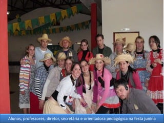 Alunos, professores, diretor, secretária e orientadora pedagógica na festa junina
