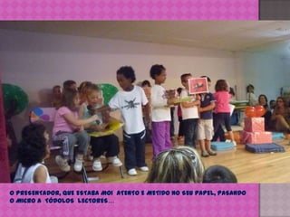 O PRESENTADOR, QUE ESTABA MOI  ATENTO E METIDO NO SEU PAPEL, PASANDO O MICRO A  TÓDOLOS  LECTORES…