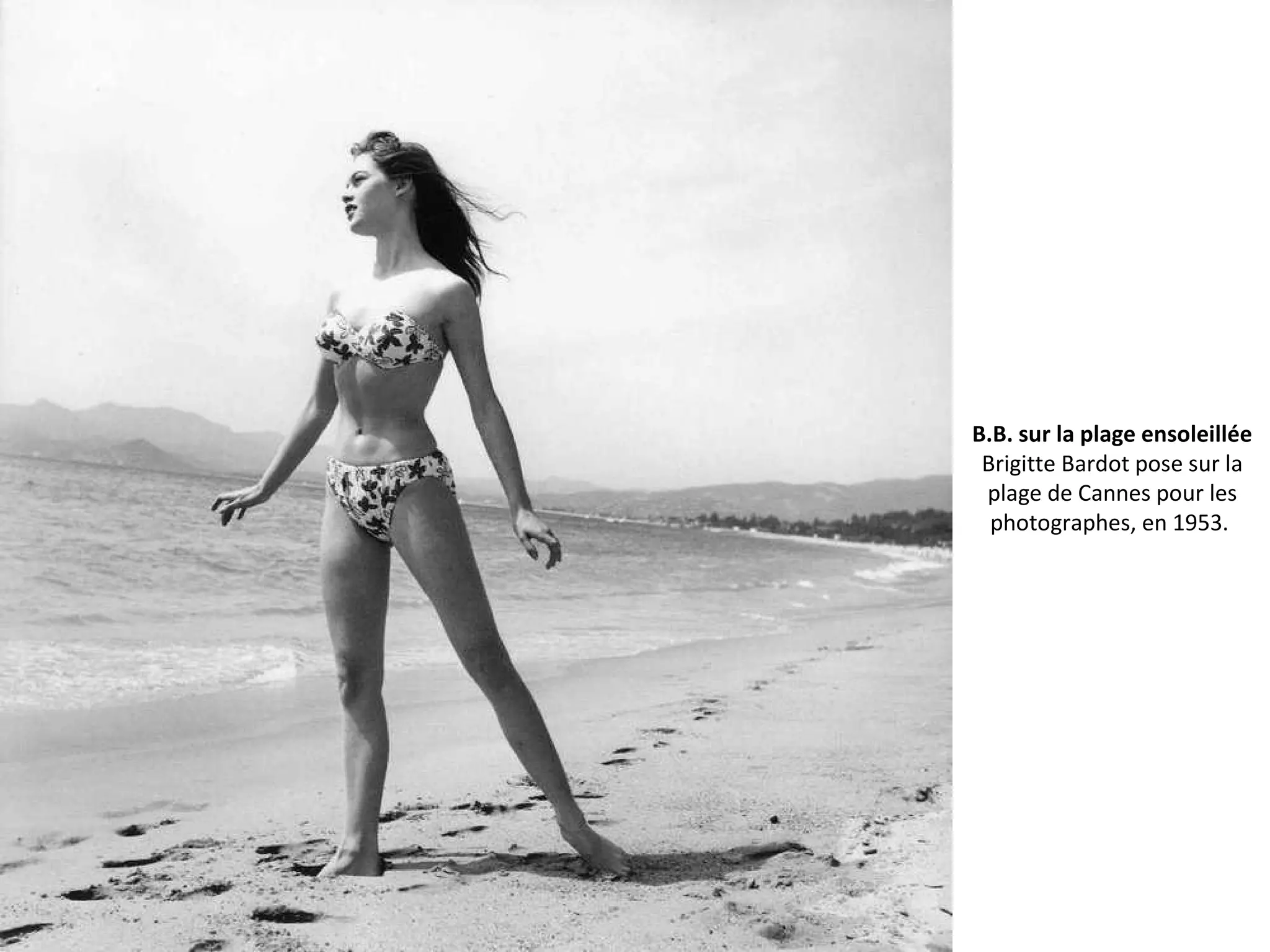 B.B. sur la plage ensoleillée
Brigitte Bardot pose sur la
plage de Cannes pour les
photographes, en 1953.
 