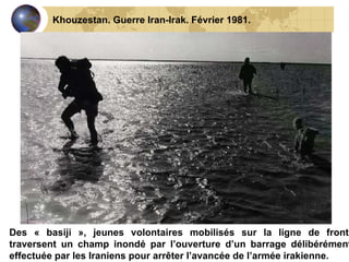 Des « basiji », jeunes volontaires mobilisés sur la ligne de front, traversent un champ inondé par l’ouverture d’un barrage délibérément effectuée par les Iraniens pour arrêter l’avancée de l’armée irakienne. Khouzestan. Guerre Iran-Irak. Février 1981. 
