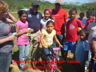 Nuestra vida es así viajar, cantar
Es nuestro destino.

 