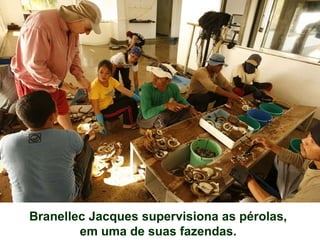 Branellec Jacques supervisiona as pérolas,
em uma de suas fazendas.
 