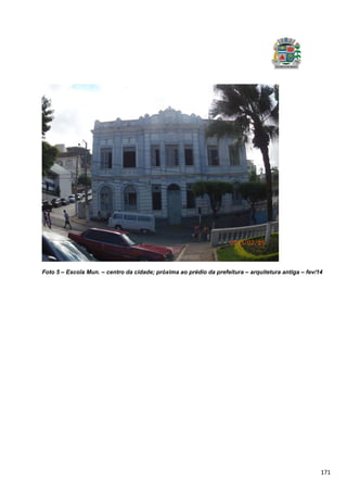 171
Foto 5 – Escola Mun. – centro da cidade; próxima ao prédio da prefeitura – arquitetura antiga – fev/14
 