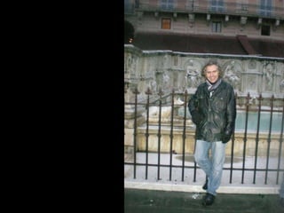 Tan locos saltaron La verja del parque A ciegas cruzaron Por las avenidas Tan locos pensaron  Piratas  surcar en  Velero los mares de  China 