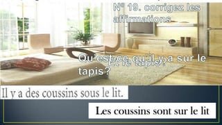 Les coussins sont sur le lit

 