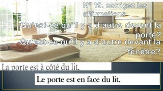 Le porte est en face du lit.

 