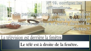 Le télé est à droite de la fenêtre.

 