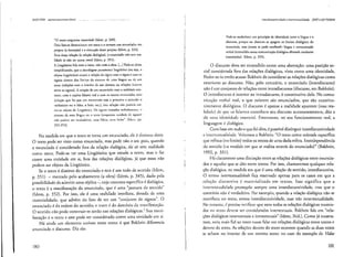 IJIlKIITIN outro~tonteílo~-chave ""'"__o -"
"O texto enquanto emmcÍltdo (Idem, p. 330).
Dois fatores determinam um texto c o tornam um enunciadn: scu
projero (a intenção) e a execução desse projeto (Idem, p. 332).
Fora dessa relação (a relação dia16gica), o enunciado não tem rea-
lidade (a não ser como texfO) (Idem, p. 351).
A Lingüística lida com o texto, não com a obra, [...] Pode-se dizcr,
simplificando, que a abordagem puramcnte linglHstica (ou seja, o
objeto li~gülstico) encara a relação do signo com o signo e COIll os
signos dentro dos limitcs do sL~tema de uma llngua ou dc um
texto (relações com o interior de um sistema ou relações lineares
entre os signos). A relação de um enunciado com a realidade exis-
teme, com o sujeito /iJ.lante real e com os outros enunciados renis
(relação que faz que um enunciado seja o primeiro li articular o
verdadeiro Oll o falso, o belo, ete.). esta relação não poderia [Or-
!lar-se obJeto da Lingtífstica. Os signos tomados isolndnml'nll', O
sistema de IIIll:l IIngua (lU o texto (enquanto Unidade de Siglll")
lliío podem ser verdadeiros, nem falsos, nem bclm", (Idem. PI',
352-353).
Na medida em que o texto se torna um enunciado, de é distinto deste.
O texto pode ser visto como enunciado, mas pode não o ser, pois, quando
o enunciado é considerado fora da relação dialógica, ele só tem realidade
como texto. Pode-se ter uma Lingü(stica que estuda o texto, mas o faz
como uma entidade em si, fora das relações dialógicas, já que essas não
podem ser objeto da Lingüística.
Se o texro é distinto do enunciado e este é um todo de sentido (Idem,
p. 351) - marcado pelo acabamento (a obra) (Idem, p. 345), dado pela
possibilidade de admi tir uma réplica~, cuja natureza específica é dial ógica,
o texro é a manifestação do enunciado, que é uma "postura de sentido"
(Idem, p. 352). Por isso, ele é uma realidade imediata, dotada de uma
materialidade, que advém do fato de ser um "conjunto de signos". O
enunciado é da ordem do sentido; o texto é do domínio da manifestação.
O sentido não pode consrruir"se senão nas relações dialógicas.'J Sua mani-
festação é o texto e este pode ser considerado como uma entidade em si.
Há ainda um elemento curioso nesse texto: é que Bakhtin diferencia
enunciado e discurso. Diz ele:
180
I1lfNdiSl'ursividmlc c inlCrreX1Unlidadc JOSt: I.UlZ FIOR1N
Pode-se estabelecer um pdndpio de identidade corre ti Jlngua e o
discurso, porque no discurso se apagam os limites dialógicos do
ellul1ei~do, m~s jamais se pode confundir IIngua e comunicação
verbal (entendida como comunicação dialógica efetuada mediante
ellunciados). (Idem. p. 335).
o discurso deve ser entendido como uma abstração: uma posição so-
cial considerada fora das relações dialógicas, vista corno uma identidade.
Poder-se-ia então acusar Bakhtin de considerar as relações dialógicas como
exteriores ao discurso. Não, pelo contrário, o enunciado (inrerdiscurso)
não é um conjunto de relações entre intradiscursos (discurso, em Bakhtin).
O inrerdiscurso é interior ao intradiscurso. é constiturivo dele. Na comu-
nicação verbal real, o que existem são enunciados, que são constitu~
tivamentc dialógicos. O discurso é apenas a realidade aparente (mas rea-
lidade) de quc os f.1lamcs concebem seu discurso autonomamente, dão a
de uma idcntidade essencial. Entretanto, no seu funcionamento real, a
linguagem é dialógica.
Com base em tUdo o que foi dito, é poss(vel distinguir interdiscursividade
e inrcrtcxwalidade. Á:llrcmos a Bakhtin: "O texto como mônada específica
que refrata (no limite) todos os textos de uma dada esfera. Interdependência
do sentido (na medida em que se realiza através do enunciado)" (Bakhtin,
1992, p. 331).
Há claramente uma distinção entre as relações dialógicas entre enuncia-
dos e aquelas que se dão emre textos. Por isso, chamaremos qualquer rela-
ção dialógica, na medida em que é uma relação de sentido, inrerdiscursiva.
O termo intertextualidade fica reservado apenas para os casos em que a
relação discursiva é marerializada em textos. Isso significa que a
interrextualidade pressupõe scmpre uma inrerdiscursividade, mas que o
contrário não é verdadeiro. Por exemplo, quando a relação dialógica não se
manifesta 110 texto, temos interdiscursividade, mas não interrextualidade.
No cnlan to, é preciso vcrificar que nem todas aS relações dialógicas mostra-
das no tcxto devcm scr consideradas ifl[crtexruais. Bakhtin fala em "rela-
ções Jialógicas interrexruais e intratexruais" (Idem, ibid.). Como já mostra-
mos, seria mais fiel ao texto russo falar em relaçóes dialógicas entre textos e
dentro do texto. As relaçõcs dentro do cexto ocorrem quando as duas vozes
se acham no interior dc Ulll mesmo texto: no caso do exemplo de Vidas
181
 
