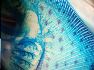 • As ampolas de Lorenzini: estão localizadas na
cabeça do tubarão; são pequenas aberturas que
permitem ao tubarão perceber as vibrações no
meio.
– As ampolas de Lorenzini sentem um campo elétrico
até 20.000 vezes menores que 1 volt, equivalente à
batida do coração de um peixe.
• Além de possuir o sistema de linhas laterais
como os outros peixes, os tubarões têm ainda
um sentido extra: conseguem perceber o campo
elétrico de seres vivos.
– Os animais, inclusive os homens, emitem um campo
elétrico produzido pelo próprio organismo. Como os
tubarões têm receptores de eletricidade, descobrem,
por exemplo, se um peixe está escondido sob a
areia.
 