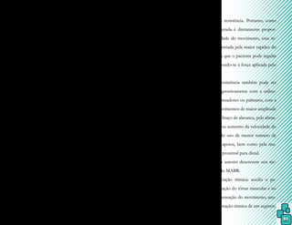 51
Metodologicamente a técnica é apli-
cada em função de um sistema composto
pelo paciente, terapeuta e piscina, em que o
paciente é apoiado por flutuadores na região
do pescoço, tronco e extremidades. O tera-
peuta, para auxiliar na realização dos exercí-
cios, deve estar com a água ao nível de T8 a
T10 e permanecer com os pés separados para
sua maior estabilidade; a piscina deve ter de
0,90 a 1,20 metros de profundidade e a água
aquecida em torno de 33,3 e 36,6ºC.
Na relação entre terapeuta e pacien-
te, os exercícios são descritos de quatro ma-
neiras: isocinéticos, isotônicos, isométricos e
passivos:
- isocinéticos: quando uma fixação é forneci-
da pelo terapeuta ao mesmo tempo em que o
paciente move-se na água com movimentos
de afastamento e aproximação, sendo que a
resistência é dada pela velocidade aplicada;
- isotônicos: um ponto de fixação móvel
é fornecido pelo terapeuta, o qual gradua
a resistência ao empurrar ou aproximar o
paciente;
- isométrico: o paciente mantém-se fixo en-
quanto o terapeuta o empurra contra a água
para produzir contrações estabilizadoras;
- passivos: o terapeuta está fixo e movimen-
ta o paciente pela água para produzir relaxa-
mento, alongamento muscular ou inibição do
tônus.
O tratamento inicial deve durar de
cinco a 10 minutos para evitar fadiga, pois
os exercícios produzem contrações e esfor-
ços máximos para o paciente. Conforme a
progressão, a duração da terapia pode ser au-
mentada para 30 minutos no máximo. Porém,
atividades que aumentem o tônus do paciente
neurológicos devem ser evitadas, e as técnicas
de relaxamento antes dos exercícios ativos
podem ser empregadas.
Quando um corpo é movido ou
move-se na água, gera uma pressão negati-
va atrás dele que, somada com o atrito a sua
frente, provoca resistência. Portanto, como
a turbulência gerada é diretamente propor-
cional à velocidade do movimento, essa re-
sistência é aumentada pela maior rapidez do
exercício, sendo que o paciente pode regular
a resistência opondo-se à força aplicada pelo
terapeuta.
Essa resistência também pode ser
aumentada progressivamente com a utiliza-
ção de anéis, flutuadores ou palmares, com a
aplicação de movimentos de maior amplitude
ou alteração do braço de alavanca, pela altera-
ção de direção ou aumento da velocidade do
movimento, pelo uso de menor número de
flutuadores ou apoios, bem como pela mu-
dança de apoio proximal para distal.
Alguns autores descrevem seis téc-
nicas distintas do MABR:
1. Iniciação rítmica: auxilia o pa-
ciente na adequação do tônus muscular e no
aprendizado e sensação do movimento, atra-
vés de movimentação rítmica de um segmen-
 