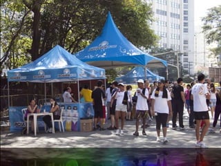 E no espaço de alimentação, tínhamos um backdrop ao lado de 3 tendas com hidratação em copos durante todo o dia após as aulas.