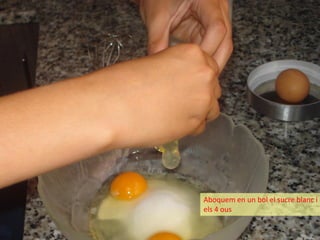 Aboquem en un bol el sucre blanc i
els 4 ous
 