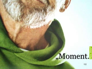 Tätigkeiten, die Freude beim Tun bringen und
uns Stolz auf das Ergebnis machen,
liefern hingegen die Belohnung inklusive und nachhaltig. Wer das Gefühl von Sinn hat, wer
glaubt, das eigene Engagement lohnt sich, strengt sich mehr an und kann sich zudem neu
gelernte Informationen besser merken. Die Aussicht auf Sinn, Erfolg und Bestätigung hilft
beim Lernen, genauso wie beim Bewältigen schwieriger Aufgaben. Das Belohnungssystem
wird aktiviert: Dopamin wird ausgeschüttet und wir empfinden Vorfreude, die uns bestärkt
und antreibt. Dies ist ein nachhaltiger und wirksamer Treiber. Studien zeigen: Sinn ist für
die psychische Gesundheit und Leistungsfähigkeit von uns Menschen grundlegend. In
einer sinnlosen Welt zu leben, sinnentleerte Jobs zu erledigen, brennt uns aus und macht
uns krank. Das Selbstinteresse der Mitarbeiter zu erkennen und es mit den Aufgaben zu
verbinden, so dass es für den Einzelnen Sinn macht, gleichzeitig Zuversicht zu zeigen und
die passende Unterstützung anzubieten, das beschreibt gute Trainerarbeit genauso wie
gesundes Führen. “To each his own!” Für jeden das Passende!
Voraussetzungen für das Erleben von Freude am Tun:
• Passung von Anforderung und Fähigkeit – im Großen und Ganzen.
• Die eigene Rolle im Unternehmen kennen und mögen.
• Den Beitrag zum Ganzen erkennen können und an den Sinn glauben.
Aber auch die Regulation sollte im Blick des Trainers liegen. Immer mehr Menschen
glauben zwar an ihre Arbeit, können aber die Freude am Tun vor lauter Stress nicht mehr
erleben.
112
 