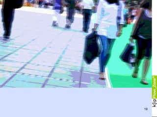 ZEITNOT und Zeitdruck – viel, dicht, schnell
Wir sind also irgendwie aus dem Takt gekommen. Der moderne Mensch scheint seinen
Rhythmus verloren zu haben. Er hechelt und rennt hinterher - sie hat mehr zu tun, als
beim besten Willen zu schaffen ist. Und das in immer kürzerer Zeit. Es scheint, wie es
der Dokumentarfilmer Florian Opitz in seinem Buch SPEED schreibt: „ Eigentlich nimmt
unsere durchschnittliche Lebenszeit seit Jahrzehnten zu. Doch den meisten von uns
rinnen die Stunden und Tage immer schneller durch die Finger.“ Weshalb belastet uns
unsere moderne Lebensweise, wo wir sie doch für ein besseres Leben und mehr
Wohlstand erfunden haben? Was bringt uns durcheinander und wo liegt der Irrtum? Was
sehen wir falsch? Was stört die Balance? Wir sind doch in Bewegung. Dynamisch, aktiv,
wach – rund um die Uhr, Multitasking-fähig, immer erreichbar, immer in Kontakt.
“Mehr als den Zeiten der Natur und den Zeitsignalen unseres Körpers folgen wir dem
Zeitdiktat der das Alltagsleben begleitenden allzeit funktionsbereiten Geräten und
Instrumenten.” sagt der Zeitforscher und Pädagoge Karlheinz A. Geißler.
Wir sind sensibel bezüglich der Störung unserer inneren Rhythmen. Eine wachsende
Anzahl von Menschen leidet daran. Sie sitzt in der chronischen Stressfalle, kämpft mit
Schlafproblemen und lebt gegen die Rhythmen ihres Körpers ohne es bewusst
wahrzunehmen. Gerade die leistungsorientierten unter uns verfallen dem Glauben,
Druck steigere die Leistung und führe zu innovativeren Lösungen. Ein längst widerlegter
Mythos.
Es ist also nicht allein die Arbeitswelt, die sich so gegen unseren inneren Rhythmus
entwickelt hat, sondern die ganze moderne Lebenswelt, so dass
Zeitmanagementtechniken oder einfache Entspannungsübungen der Herausforderung
der Zeit nicht begegnen können.
Wir sind eingebunden in eine Welt, die uns viele Vorteile liefert und manche davon sind
für sich schon wieder zur Plage geworden. So wie im richtigen Leben. Auf der anderen
Seite - so ganz ausgeliefert und ohnmächtig sind wir dieser Entwicklung nicht ausgesetzt.
Vielmehr können wir Einiges tun, um die Balance zu halten und wenn wir ein paar
grundlegende Fakten verstehen (z.B. wie wir biologisch ticken), können wir uns das
Leben an mancher Stelle wirklich angenehmer gestalten - ohne Verzicht und zum Wohle
von Gesundheit und persönlicher Energie.
19
 