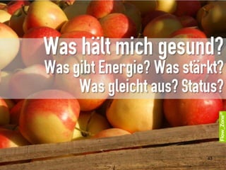 Ausgrenzung und Einsamkeit aktivieren im
Nervensystem die Schmerznetzwerke
Wir kommen auf die Welt und sind nicht
lebensfähig ohne andere Menschen.
Andere, die sich um uns kümmern
und sorgen. Und weil das so ist, ist tief in
uns, in unserem Nervensystem, verankert:
„Allein (gelassen) sein ist extrem gefährlich.“
Unsere feinen Warnsysteme versetzen uns
in Alarmzustand. Erfahren und empfinden
wir Ablehnung und Ausgrenzung,
reagieren wir sofort mit Stress.
Das trifft uns, ob klein oder groß,
alt oder jung, stark oder schwach.
Wie robust wir mit solchen Situationen
umgehen können, hängt von unser
Resilienz, der persönlichen Energie
und dem eigenen sozialen Umfeld ab.
Habe ich starke und stärkende Bindungen
erlebt und habe ich sie noch heute?
Gab und gibt es emotional wichtige
Menschen in meinem Leben? Menschen,
die mich halten und die mich fordern.
Die für mich da sind und ich für sie?
43
 