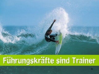 Was macht es nun so schwer, uns das Leben leichter und
gesünder zu machen?
Dahinter verstecken sich eine ganze Reihe von Gründen.
Einige liegen in unserer Biologie und der evolutionären
Entwicklung. So zum Beispiel wiegen negative Gefühle
“schwerer” als die guten. Ihre Wirkung hält länger an und sind
sie erlernt, funktionieren sie automatisch. Negative Gefühle,
wie Angst sollen uns auf Gefahren aufmerksam machen. Sie
aktivieren unser Stresssystem und zwingen uns zum (re-)
agieren. Stresshormone verbleiben lange im Blut und erhalten
so den Alarmzustand. Unser Gehirn registriert diese
Almarmzustände und je öfter sie vorkommen, desto effizienter
reagiert es. Es lernt Angst und aktiviert die Energiereserven.
Chronifiziert sich dieser Zustand (Prozess) verändert das
Gehirn sogar den Metabolismus, es ändert also unsere
Stoffwechselprozesse.*
Negative Gefühle sind zwar überlebenswichtig für uns, aber sie
sind ausgesprochene Energieräuber. Sie erschöpfen uns und
das vollständig, wenn wir keine positive Balance entwickeln
können. Wir verengen uns, behindern unsere Kreativität und
Lernfähigkeit. Wir verlieren unsere Leistungsfähigkeit und
Freude. Wir brennen aus.
*Das hat der
deutsche
Hirnforscher Achim
Peters im Kontext
seiner “Selfisch-
Brain-Theorie”
dargestellt und
durch ein
internationales
Forschungsprojekt
empirisch belegt.
(PETERS, 2004,
2011).
62
 