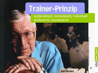 Was können wir tun um uns nicht
runterziehen zu lassen?
Das Gute suchen und finden. Fragen wir uns
einfach „Was läuft gerade gut? Was gefällt mir
im Moment besonders? Wo versteckt sich die
nächste schöne Überraschung? Auf was kann
ich mich heute freuen?“
Wetten, dass wir so zu einer positiveren Sicht
gelangen? Der gewählte Fokus lenkt uns.
Was aber tun, wenn Dauerdruck und Stress
chronisch sind? Wenn die eigenen Wahl- und
Änderungsmöglichkeiten eher bescheiden
sind und die Frustration sich ausgeprägt?
Zuerst den Tatsachen ins Auge sehen? Sich
Übersicht verschaffen. Wo kann ich etwas
aktiv beeinflussen und zum Positiven
wenden? Fangen Sie dort an, wo Sie es
können und lernen Sie Ihre Fortschritte und
kleinen Erfolge zu schätzen.
Und dort, wo die Situation dem Wetter
gleicht und kein Regentanz das zu ändern
vermag? Hören Sie auf, dagegen zu wettern!
Sie vergeuden Ihre Energie ohne etwas zu
bewegen. Öffnen Sie Ihre Perspektive.
Vielleicht beginnen Sie dann, das Günstige
am Unvermeidlichen zu entdecken
Studien zeigen, dass
Menschen sich so
wahrscheinlicher aus
unbefriedigenden
Situationen befreien
können und durch die
positive Perspektive mehr
Möglichkeiten und
Lösungen entdecken, als
ihre negativ Fokussierten
gegenüber.
63
 
