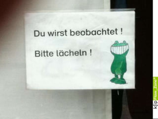 Trainer sein:
Sich auf den einzelnen Menschen einstellen
Ihre Rolle als Führungskraft kann auch als Trainerrolle verstanden
werden. Im Bereich des
Leistungssports setzen gute Trainer auf Stärken, provozieren das
Potential in ihren Sportlern,
halten zum aktiven Üben an und halten gleichzeitig Störungen
möglichst fern. In diesem Sinne sind auch Sie Trainer Ihres Teams.
Da Menschen individuell sind, gilt es, differenziert vorzugehen.
Fair bedeutet hier nicht: Jeder soll mit dem gleichen Programm
behandelt werden. Vielmehr bedeutet hier fair:
„Alle sollten gleich behandelt werden:
nämlich individuell. Sich auf Einzelne
einzustellen, schafft den Rahmen für
gesunde Leistung.“
Aufgaben des Trainers:
• Verbindlichkeit herstellen
• Spieler kennenlernen und unterstützen
o aktives Lernen
o Stärken entdecken und ausbauen
o Schwächen regulieren
69
 