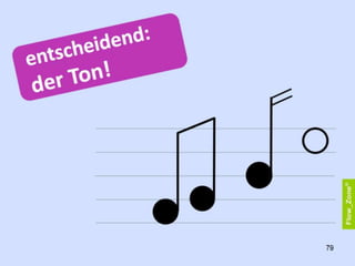 Diese biologische Wirkungskette
ist tief in uns verankert.
Unser passives Radar wacht ständig über
Veränderungen und Verschiebungen, die Stellung
und Status in der Gruppe betreffen.
Und jede Führungshandlung wirkt sich konkret auf
Leistungsbereitschaft, Engagement und Gesundheit
aus. Sie hebt oder senkt den erlebten Status, bestärkt
oder verunsichert, erweitert oder verengt den
Wirkungs- und Einflussbereich, stärkt oder schwächt die
empfundene Bindung zum Unternehmen, zum Thema,
zum Team, zur Führungskraft – und eicht den Grad der
empfundenen Fairness immer wieder neu.
Es macht Sinn die Wirkung des eigenen
Führungshandeln zu antizipieren und zu akzeptieren.
Treffen Sie eine Entscheidung, die den erlebten Status
des Mitarbeiters beeinträchtigen, ist es klug, z.B. die
Bindung zu stärken, indem Sie in den folgenden Tagen
in Kontakt bleiben und Wertschätzung zeigen.
Je mehr der Grundfaktoren kritisch berührt sind, desto
kritischer Verhält sich der Mensch und entwickelt sich
sein Engagement.
Eine Art innere Datenbank hält fest, wie fair wir uns
behandelt fühlen. Über den Faktor Zeit wird Erlebtes
gewichtet und bewertet. Integrität zahlt sich aus.
79
 