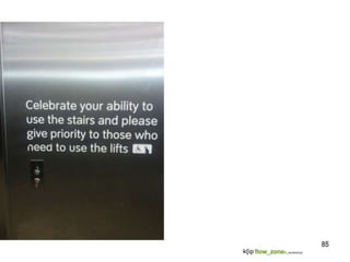 „Jede Arbeit, die kein Flow-
Erleben zulässt, sollte auf einer
Skala der sozialen Kosten hoch
eingestuft werden, da sie zur
menschlichen Stagnation
beiträgt und entsprechend das
Bedürfnis nach äußeren
Belohnungen oder billigen
Erregungserlebnissen erhöht.“
Mihaly Csikszentmihalyi
Oft wird so die Chance auf wirklich gute Arbeit, auf die
Entfaltung der eigenen Potentiale und gesunde Haltungen
durch gutgemeinte Maßnahmen in Kombination mit
professionellem Spektakel effektiv verhindert. Eine am Ende
für alle Seiten unvorteilhaft teure Angelegenheit.
85
 