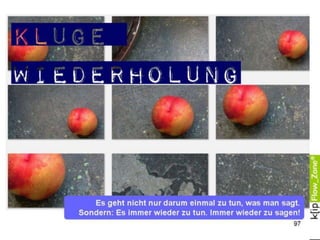 Es gilt, sich das Leben leichter zu machen. All die bunten Verführungen sind schon schwer
genug. Der Psychologe und renommierte Forscher Roy Baumeister hat in verschiedenen
Experimenten nachgewiesen: Unsere Willenskraft funktioniert wie ein Muskel. Man kann
sie zwar trainieren, aber Entscheidungen und Wollen ermüdet sie. Interessant ist:
Scheinbar besonders willensstarke Menschen (wie Leistungssportler) sind es häufig gar
nicht überdurchschnittlich. Sie verhalten sich nur klüger als andere – meiden die
Verführungen und bauen sich positive Hinweise in den Alltag. Besonders leicht mit
Humor. 97
 