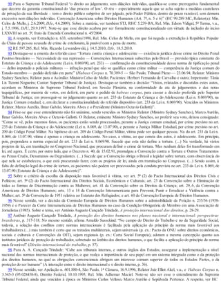 90 Para o Supremo Tribunal Federal “o direito ao julgamento, sem dilações indevidas, qualifica-se como prerrogativa fundamental
que decorre da garantia constitucional do ‘due process of law’. O réu – especialmente aquele que se acha sujeito a medidas cautelares
de privação da sua liberdade – tem o direito público subjetivo de ser julgado, pelo Poder Público, dentro de prazo razoável, sem demora
excessiva nem dilações indevidas. Convenção Americana sobre Direitos Humanos (Art. 7º, n. 5 e 6)” (HC 99.289 MC, Relator(a): Min.
Celos de Mello, j. 2.6.2009, DJe, 4.6.2009). Sobre a matéria, ver também STJ, RHC 5.239-BA, Rel. Min. Edson Vidigal, 5ª Turma, v.u.,
j. 7.5.1996, DJU, 29.9.1997. Note-se que esse direito acabou por ser formalmente constitucionalizado em virtude da inclusão do inciso
LXXVIII no art. 5º, fruto da Emenda Constitucional n. 45/2004.
91 A respeito, ver Extradição n. 633, setembro/1998, Rel. Min. Celso de Mello, em que foi negada a extradição à República Popular
da China de pessoa acusada de crime de estelionato, lá punível com a pena de morte.
92 RE 597.285, Rel. Min. Ricardo Lewandowski, j. 14.5.2010, DJe, 18.5.2010.
93 Destaque-se a ementa do referido caso: “Tortura contra criança e adolescente — existência jurídica desse crime no Direito Penal
Positivo brasileiro — Necessidade de sua repressão — Convenções Internacionais subscritas pelo Brasil — previsão típica constante do
Estatuto da Criança e do Adolescente (Lei n. 8.069/90, art. 233) — confirmação da constitucionalidade dessa norma de tipificação penal
— delito imputado a policiais militares — infração penal que não se qualifica como crime militar — competência da Justiça comum do
Estado-membro — pedido deferido em parte” (Habeas Corpus n. 70.389-5 — São Paulo; Tribunal Pleno — 23.06.94; Relator: Ministro
Sydney Sanches; Relator para o Acórdão: Ministro Celso de Mello; Pacientes: Herbert Fernando de Carvalho e outro; Impetrante: Tânia
Lis Tizzoni Nogueira; Coator: Superior Tribunal de Justiça). Destaque-se também a decisão: “Vistos, relatados e discutidos estes autos,
acordam os Ministros do Supremo Tribunal Federal, em Sessão Plenária, na conformidade da ata de julgamentos e das notas
taquigráficas, por maioria de votos, em deferir, em parte o pedido de habeas corpus, para cassar a decisão proferida pelo Superior
Tribunal de Justiça; em prosseguir-se no julgamento quanto ao art. 233 do Estatuto da Criança e do Adolescente (Lei n. 8.069/90), na
Justiça Comum estadual; e, em declarar a constitucionalidade do referido dispositivo (art. 233 da Lei n. 8.069/90). Vencidos os Ministros
Relator, Marco Aurélio, Ilmar Galvão, Moreira Alves e o Presidente (Ministro Octavio Gallotti)”.
94 Frise-se que esse entendimento não foi unânime, sendo vencidos os Ministros Relator (Ministro Sydney Sanches), Marco Aurélio,
Ilmar Galvão, Moreira Alves e Octavio Gallotti. O Relator, eminente Ministro Sydney Sanches, ao proferir seu voto, deixou consignado:
“Como se vê, pelos mesmos fatos, os pacientes estão sendo processados, perante a Justiça comum estadual, por crime previsto no art.
233 do Estatuto da Criança e do Adolescente (Lei n. 8.069, de 13.07.90), e perante a Justiça Militar Estadual, por crime previsto no art.
209 do Código Penal Militar. Na hipótese do art. 209 do Código Penal Militar, vítima pode ser qualquer pessoa. Na do art. 233 da Lei n.
8.069, de 13.07.90, vítima é apenas a criança ou adolescente. No caso, a vítima, ao que consta dos autos, é adolescente. Em princípio,
pois, prepondera a norma especial do art. 233 da Lei n. 8.069/90. Sucede que esta não define a tortura. (...) Na verdade, há vários
projetos de lei, em tramitação no Congresso Nacional, que procuram definir o crime de tortura. Mas nenhum deles foi transformado em
lei, até agora. É certo, por outro lado, que o Decreto n. 40, de 15.02.91, promulgou a Convenção contra a Tortura e Outros Tratamentos
ou Penas Cruéis, Desumanos ou Degradantes. (...) Sucede que a Convenção obriga o Brasil a legislar sobre tortura, com observância do
que nela se estabeleceu, o que está procurando fazer, com os projetos de lei, ainda em tramitação no Congresso. (...) Sendo assim, à
falta de definição legal do crime de tortura, os pacientes não podem ser processados pela conduta prevista no art. 233 da Lei n. 8.069, de
13.07.90 (Estatuto da Criança e do Adolescente)”.
95 Sobre o critério da escolha da disposição mais favorável à vítima, ver art. 5º (2) do Pacto Internacional dos Direitos Civis e
Políticos; art. 5º (2) do Pacto Internacional dos Direitos Sociais, Econômicos e Culturais; art. 23 da Convenção sobre a Eliminação de
todas as formas de Discriminação contra as Mulheres; art. 41 da Convenção sobre os Direitos da Criança; art. 29, b, da Convenção
Americana de Direitos Humanos; arts. 13 e 14 da Convenção Interamericana para Prevenir, Punir e Erradicar a Violência contra a
Mulher; art. 5º da Convenção de 1951 relativa ao Estatuto dos Refugiados; e art. 60 da Convenção Europeia de Direitos Humanos.
96 Nesse sentido, ver a decisão da Comissão Europeia de Direitos Humanos sobre a admissibilidade da Petição n. 235/56 (1958-
1959) e o Parecer da Corte Interamericana de Direitos Humanos no caso da Condição Obrigatória de Membro em uma Associação de
Jornalistas (1985). Sobre o tema, ver Antônio Augusto Cançado Trindade, A proteção internacional dos direitos, p. 28-29.
97 Antônio Augusto Cançado Trindade, A proteção dos direitos humanos nos planos nacional e internacional: perspectivas
brasileiras, p. 317-318. No mesmo sentido, afirma Arnaldo Sussekind: “No campo do Direito do Trabalho e no da Seguridade Social,
todavia, a solução dos conflitos entre normas internacionais é facilitada pela aplicação do princípio da norma mais favorável aos
trabalhadores.(...) mas também é certo que os tratados multilaterais, sejam universais (p. ex.: Pacto da ONU sobre direitos econômicos,
sociais e culturais e Convenções da OIT), sejam regionais (p. ex.: Carta Social Europeia), adotam a mesma concepção quanto aos
institutos jurídicos de proteção do trabalhador, sobretudo no âmbito dos direitos humanos, o que facilita a aplicação do princípio da norma
mais favorável” (Direito internacional do trabalho, p. 57).
98 Para A. A. Cançado Trindade: “Cabe aos tribunais internos, e outros órgãos dos Estados, assegurar a implementação a nível
nacional das normas internacionais de proteção, o que realça a importância de seu papel em um sistema integrado como o da proteção
dos direitos humanos, no qual as obrigações convencionais abrigam um interesse comum superior de todos os Estados Partes, o da
proteção do ser humano” (A interação entre o direito internacional e o direito interno, p. 36).
99 Nesse sentido, ver Apelação n. 601.880-4, São Paulo, 1ª Câmara, 16.9.1996, Relator Juiz Elliot Akel, v.u., e Habeas Corpus n.
3.545-3 (95.028458-8), Distrito Federal, 10.10.1995, Rel. Min. Adhemar Maciel. Note-se não ser esse o entendimento do Supremo
Tribunal Federal, ainda que vencidos à época os Ministros Carlos Velloso, Marco Aurélio e Sepúlveda Pertence. A respeito, ver HC
 