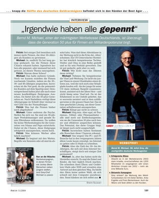 . . . knapp die Hälfte des deutschen Geldvermögens befindet sich in den Händen der Best Ager . . . 
INTERVIEW 
„Irgendwie haben alle gepennt“ 
Bernd M. Michael, einer der mächtigsten Werbebosse Deutschlands, ist überzeugt, 
dass die Generation 50 plus für Firmen ein Milliardenpotenzial birgt. 
FOCUS: Seit einiger Zeit bemühen sich 
immer mehr Firmen, die über 50-Jähri-gen 
als Kunden zu gewinnen . . . 
Michael: Ja, endlich! Es hat lang ge-nug 
gedauert, bis die Firmen diese 
Chance erkannt haben. Irgendwie ha-ben 
alle gepennt, oder niemand hat sich 
getraut, an dieses Thema ranzugehen. 
FOCUS: Warum diese Scheu? 
Michael: Das hatte mehrere Gründe. 
Noch vor kurzem erzielten die Firmen 
wachsende Umsätze, indem sie die 20-, 
30- und 40-Jährigen ansprachen. Inzwi-schen 
ist die Not groß, da die potenziel-len 
Kunden auf dem Spartrip sind. Dem-entsprechend 
halten jetzt alle nach einer 
neuen kaufkräftigen Zielgruppe Aus-schau. 
Da bietet sich die 50-plus-Gene-ration 
an. Nach Statistiken verfügt diese 
Altersgruppe im Schnitt über viermal so 
viel Geld wie der Normalbürger. 
FOCUS: Was hat die Firmen bisher 
noch abgehalten? 
Michael: Unter anderem die Psyche. 
Stellen Sie sich vor, Sie sind ein 30-jäh-riger 
Produktmanager und gerade Ih-rem 
Elternhaus entkommen. Da wollen 
Sie keine Werbestrategien für die Gene-ration 
von Mama und Papa entwickeln. 
Dabei ist die Chance, diese Zielgruppe 
erfolgreich anzusprechen, enorm hoch. 
FOCUS: Was können Werber alles 
falsch machen? 
Michael: Es beginnt mit den Worten. 
Begriffe wie Senioren oder alt sind da ab-solut 
tabu. Man darf diese Altersklasse in 
der Werbung nicht in die Ecke der ,Alten‘ 
schubsen. Ein US-Unterwäsche-Herstel-ler 
hat kürzlich beispielsweise Tochter, 
Mutter und Oma in eine Reihe gestellt 
und so für sein Produkt geworben. Das 
ist gut gedacht, geht aber zu weit. 
FOCUS: Wie lockt man die Älteren 
denn richtig? 
Michael: Nehmen Sie beispielsweise 
die VisaCard-Werbung: Da lacht ein jun-ger 
Mann in einem Musikladen einen äl-teren 
aus, weil der sich noch eine Schall-platte 
kaufen will. Als der junge für seine 
CD dann mühsam Bargeld zusammen-kramt, 
amüsiert sich der ältere Herr – und 
zückt lässig seine VisaCard. Da ist der 
Erfahrenere in ein Umfeld gebettet, das 
er souverän meistert und in dem zufälli-gerweise 
er die grauen Haare hat. Das ist 
eine geschickte Lösung, um diese Gene-ration 
selbstbewusst anzusprechen. 
FOCUS: Klingt gar nicht so schwer. 
Michael: Mag sein. Aber egal, ob Tou-rismus-, 
Möbel- oder Fitnessanbieter – 
alle sind noch auf Entdeckungsreise, 
wie sie die Generation 50 plus noch bes-ser 
und effektiver ansprechen können. 
Das Potenzial, das diese Gruppe birgt, 
ist längst noch nicht ausgeschöpft. 
FOCUS: Inzwischen haben bestimmt 
alle Branchen diese Chancen erkannt. 
Michael: Von wegen! Die PC- und IT-Branche 
hat in den vergangenen Jahren 
ältere Leute kaum ermutigt, ins Internet 
zu gehen oder E-Mails zu schreiben. 
FOCUS: Aber die Zahl der 50- bis 64- 
Jährigen, die sich mit dem Internet be-schäftigen, 
steigt doch seit einiger Zeit 
permanent? 
Michael: Ja, aber das haben nicht die 
Hersteller erreicht. Es sind die Enkel und 
Kinder, die hier täglich Druck machen. 
Die schreiben ihren Eltern und Großel-tern 
Mails oder SMS und erwarten eine 
Antwort auf dem gleichen Weg. Da bleibt 
den 50ern keine andere Wahl, als sich 
schnell mit dem Computer anzufreun-den. 
Sonst klinken sie sich selbst aus. ■ 
STEFFI SAMMET 
WERBEPROFI 
Bernd M. Michael, 58, leitet Grey, die 
zweitgrößte deutsche Werbeagentur. 
• Erfolgreiche Bilanz 
Obwohl es in der Werbebranche 2003 
stark kriselte, erwirtschafteten die 1200 
Mitarbeiter im vergangenen Jahr einen 
ähnlichen Umsatz wie 2002 – mehr als 
eine Milliarde Euro. 
• Bekannte Kampagnen 
Grey entwarf die Werbung des Mobil-funkanbieters 
O2 mit Dieter Bohlen, Anke 
Engelke und Franz Beckenbauer. Auch die 
Allianz und Seat zählen zu den Kunden. 
Ran an die Wäsche: 
Werbekampagnen, 
in denen Firmen 
wie Jockey ältere 
Menschen neben 
jüngere stellen, 
sind Grey-Chef 
Michael zu passiv 
FOCUS 13/2004 189 
 