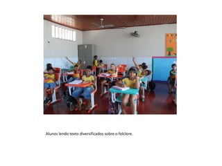 Alunos lendo texto diversificados sobre o folclore.
 