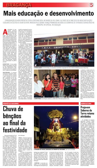 BRAGANÇA                                                                                                                                                                                                        5
 Mais educação e desenvolvimento
   A INAUGURAÇÃO DO NOVO PRÉDIO DA ESCOLA CRISTIANO ROSA, NO BAIRRO DA VILA SINHÁ, FAZ PARTE DO ÚLTIMO CICLO DE NOVAS INSTALAÇÕES
ESCOLARES DA GESTÃO DE EDSON OLIVEIRA, MARCADA PELO GRANDE AVANÇO PROMOVIDO EM TODOS OS SEGMENTOS DE ATIVIDADES ESENVOLVIDAS NO
                                                MUNICÍPIO, EM ESPECIAL, NA EDUCAÇÃO



A
             solenidade de inau-      mordial no programa de necessi-
             guração promoveu         dades para o bom funcionamen-
             fortes emoções. Além     to das escolas. O investimento
             da visível alegria dos   em pessoal faz uma grande di-
             educadores da insti-     ferença para o funcionamento da
tuição e dos moradores da Vila        escola, que é o que felizmente
Sinhá, a família do saudoso radia-    ocorre aqui em Bragança”, as-
lista e professor Cristiano Rosa, a   sinalou o professor Francisco,
quem o nome do estabelecimento        que em seguida agradeceu e
presta homenagem, também com-         parabenizou o prefeito em nome
pareceu em massa à inauguração        de toda a equipe da Semed, pelo
e não poupou agradecimentos. “É       referido empenho.
uma honra para todos nós da fa-            A ex-secretária de educação
mília Medeiros Rosa a existência      de Bragança, Eulina Rabelo,
desse momento que estamos vi-         compareceu à cerimônia de rei-
vendo agora. Meu pai dedicou a        nauguração da escola e enalte-
vida à educação, à comunicação        ceu a qualidade do projeto. Eu-
e aos esportes, o que nos garante     lina, que era a titular da Semed,
que, onde ele estiver, há de está     quando o projeto foi elaborado
sentido a mesma satisfação que        e a obra começou a ser erguida,
estamos vivendo aqui. Muito           relembrou as primeiras reuniões
obrigado”, disse Cristiano Junior,    feitas com a comunidade esco-
que hasteou a bandeira de Bragan-     lar, onde várias reivindicações
ça, durante a execução do Hino        foram apresentadas pedindo
Nacional Brasileiro, interpretado     que a Prefeitura reconstruísse o
pelo Coral Municipal, contando        prédio escolar, à época funcio-
com a participação do público         nando em precárias condições.
presente.                             Segundo a professora, a orien-
                                      tação para que a reforma fosse
ESTRUTURA - O novo prédio             realizada partiu do prefeito Ed-
dispõe de dois andares com salas      son Oliveira. “Fiz questão de vir
de aula modernamente equipa-          agradecer de público ao prefeito
das, bloco administrativo, copa,      Edson Oliveira pela oportuni-        A POPULAÇÃO da Vila Sinhá festejou com educadores e autoridades a inauguração das novas e modernas instalações da Escola Cristiano Rosa
cozinha, área de serviço, pátio in-   dade que me proporcionou de
terno e rampas de acessibilidade.     eu desempenhar atividades em                                                                                                                             e salientou a vontade política da
                                      favor da Educação e, agradecer                                                                                                                           administração municipal para a
SOLENIDADE- O secretário              também, principalmente, aos                                                                                                                              realização dos sonhos da popu-
municipal de Educação, profes-        colegas educadores e a todos os                                                                                                                          lação em todas as áreas. “Nos
sor Francisco Pereira, ressaltou      funcionários públicos do muni-                                                                                                                           esforçamos para fazer ao máxi-
o apoio recebido do Executivo         cípio, que contribuíram com o                                                                                                                            mo, em todos os segmentos da
para a realização do novo pré-        nosso trabalho”, concluiu.                                                                                                                               sociedade. Entretanto, a Educa-
dio, considerado um dos mais               A deputada estadual Simone                                                                                                                          ção é uma prioridade do povo e
ousados projetos implantados          Morgado, que também partici-                                                                                                                             se é uma prioridade do povo, é
em Bragança nos últimos anos.         pou da programação enalteceu a                                                                                                                           também uma prioridade da pre-
Para o titular da Semed, o in-        qualidade da obra executada pelo                                                                                                                         feitura, que existe para atender
vestimento não ocorreu apenas         Governo Municipal. “Bragança                                                                                                                             às necessidades da população.
na conclusão da obra física, mas      deve se sentir orgulhosa de um                                                                                                                           Apostamos em realizar os sonhos
na valorização dos profissionais      governo que está comprometido                                                                                                                            da população e os concretizados
da educação e equipes adminis-        com a educação. Essa obra é uma                                                                                                                          em maior número são voltados
trativa e de apoio que atuam na       das mais importantes deste grupo                                                                                                                         para a Educação, Saúde e Intra-
Escola Cristiano Rosa e em toda       político e é isso que o bragantino                                                                                                                       estrutura, por serem os mais re-
a rede municipal. “Somente com        precisa reconhecer. Não é qual-                                                                                                                          quisitados pela população”, con-
bons profissionais, uma institui-     quer prefeito que tem coragem                                                                                                                            cluiu o prefeito.
ção atinge seus objetivos. Não        de fazer uma obra de qualidade                                                                                                                                E para encerrar a programa-
basta estrutura física, porém,        como esta”, ressaltou.                                                                                                                                   ção, o Coral dos Servidores Pú-
nem sempre os técnicos de Edu-             Em seguida o prefeito Edson                                                                                                                         blicos de Bragança emocionou o
cação são atendidos pelos gesto-      Oliveira cumprimentou a família                                                                                                                          público com sua apresentação no
res municipais ao apresentarem        Rosa que estava visivelmente                                                                                                                             pátio interno da Escola Cristiano
o quesito capacitação como pri-       emocionada durante a solenidade      A DEPUTADA Simone Morgado parabenizou o prefeito Edson Oliveira pela qualidade da obra                              Rosa.



PERPÉTUO SOCORRO                                                                                                                                                                               AGRICULTURA


Chuva de                                                                                                                                                                                       Projovem
                                                                                                                                                                                               Saberes da
                                                                                                                                                                                               Terra retoma
bênçãos                                                                                                                                                                                        atividades

ao final da
                                                                                                                                                                                                    As atividades do programa
                                                                                                                                                                                               educacional Projovem Campo
                                                                                                                                                                                               Saberes da Terra foram retoma-
                                                                                                                                                                                               das conforme o calendário anual
                                                                                                                                                                                               de ações, desde sexta-feira, 29 de
                                                                                                                                                                                               setembro, quando o transporte es-




festividade
                                                                                                                                                                                               colar conduziu os estudantes das
                                                                                                                                                                                               localidades Acarpará, Ferreira,
                                                                                                                                                                                               Taquandeua e Vila-Que-Era para a
                                                                                                                                                                                               Escola Municipal Agrícola Edgar
                                                                                                                                                                                               Cordeiro, situada no bairro da Vila
                                                                                                                                                                                               Sinhá, onde asssitiram às aulas de
                                                                                                                                                                                               08 às 12h. Às 15h foi a vez dos
    Numa demonstração de fé em        da no domingo.                                                                                                                                           alunos da comunidade Benjamim
Nossa Senhora do Perpétuo So-                                                                                                                                                                  Constant, que fica na região do Ca-
corro, os católicos de Bragança        FESTA - A diretoria organizou e                                                                                                                         coal do Peritoró e às 17h, os estu-
compareceram aos últimos dias         coordenou a programação cultu-                                                                                                                           dantes das comunidades de Santo
do evento, na Paróquia homôni-        ral que contou com leilões reali-                                                                                                                        Antônio dos Monteiros e Santo
ma, em Bragança. Os destaques         zados ao longo de todo o domin-                                                                                                                          Antônio dos Soares deixaram suas
da festa foram a apresentação do      go, 30, data do encerramento da                                                                                                                          casas conduzidos pelo transporte
novo salão de eventos, o arraial      festividade. Durante a semana,                                                                                                                           escolar, para estudar no período
com parque, os concorridos lei-       no salão de eventos, a Equipe                                                                                                                            noturno. Sábado, 29, atividades
lões, além dos shows culturais        de Promoções organizou shows                                                                                                                             pela manhã foram para os estudan-
de música regional e católica que     culturais com músicas regionais                                                                                                                          tes das comunidades do Jararaca e
encantaram quem por lá esteve.        e músicas católicas com diversos                                                                                                                         Arimbú. O ProJovem Campo - Sa-
    A igreja foi decorada a pedi-     músicos, grupos e cantores de        A IMAGEM DE NOSSA SENHORA DO PERPÉTUO SOCORRO pelas ruas da comunidade                                              beres da Terra oferece qualificação
do do juiz da festividade 2012,       Bragança.                                                                                                                                                profissional e escolarização aos jo-
Dário Benedito Rodrigues, pela              Na noite de encerramento,      paróquia que completará 35 anos       um percurso de cerca de 02 km,         ção. Em seguida, os juízes des-        vens agricultores familiares de 18 a
equipe da WT Eventos, que pre-        o juiz da festa presenteou a to-     em outubro próximo e os signi-        nos bairros do Perpétuo Socorro        te ano apresentaram a todos os         29 anos que não concluíram o en-
parou uma requintada ornamen-         dos com a apresentação do can-       ficados do famoso ícone bizan-        e Padre Luiz, retornando ao san-       que assumirão o cargo em 2013,         sino fundamental. O programa visa
tação para a Igreja, assim como       tor bragantino Felipe Rosa, com      tino de Nossa Senhora, que em         tuário mariano por volta das 19h,      o jovem Marcus Plínio Garcia           ampliar o acesso e a qualidade da
no salão de eventos e palco de        quem a plateia cantou diversos       Bragança recebe enorme culto e        itinerário por onde diversas ma-       de Lima e a jovem Fátima Mar-          educação à essa parcela da popu-
celebração. A berlinda com a          sucessos da música católica. Du-     devoção, com texto escrito pelo       nifestações de fé foram demons-        ques, que se pronunciaram e se         lação historicamente excluídas do
imagem de Nossa Senhora do            rante todo o dia, panfletos com      juiz e historiador Dário Benedito     tradas. Ao final da procissão, o       comprometeram a trabalhar em           processo educacional, respeitando
Perpétuo Socorro ficou a cargo        a história da devoção a Nossa        Rodrigues.                            vigário Benedito Moura presidiu        parceria com a diretoria e com a       as características, necessidades e
da família da juíza da festividade,   Senhora do Perpétuo Socorro                                                a santa missa, com a participa-        paróquia na próxima festividade.       pluralidade de gênero, étnico-ra-
Élida Joane Fonseca, feita com        foram distribuídos aos presentes      CORTEJO - A procissão, ini-          ção maciça da comunidade pa-           A programação da festa encerrou        cial, cultural, geracional, política,
flores naturais, que deram um ar      no salão de eventos, uma oportu-     ciada às 17h, foi marcada pelas       roquial, que foi abençoada pelos       às 23h com os tradicionais fogos       econômica, territorial e produtivas
de singeleza à procissão realiza-     nidade de conhecer a história da     homenagens dos paroquianos por        religioso, encerrando a celebra-       de artifícios.                         dos povos do campo.
 