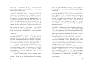 mundo. Até o final da década de 2010, o país deve se situar              teimava em continuar a liderança do atraso histórico, presente e
entre as quatro maiores economias globais e ser o primeiro na            disposto a edificar o Brasil para uma reduzida parcela privilegiada
expor tação agrícola do mundo.                                           da população.
       Ao mesmo tempo, o avanço da mobilidade social fundada                     O influxo estabelecido pela Frente Democrática e Popular
na geração de empregos formais e nas políticas públicas de               vitoriosa desde as eleições de 2002 orquestrou uma nova maioria
proteção e promoção social torna a pobreza diminuta, com                 política capaz de rever ter prioridades e impulsionar o conjunto
cadente desigualdade na repar tição da renda nacional jamais             de benfeitorias econômicas e sociais que colocaram o Brasil
vista em toda História nacional. Ainda para a década de 2010,            diante do inovador e consistente projeto de nação para toda a
a perspectiva de superação da miséria e o rebaixamento dos               população. O decênio que mudou o Brasil a par tir de 2003 se
padrões de desigualdade para níveis civilizados deve se confirmar.       sustenta por si só, embora se possa confrontá-lo com o passado
       Ademais, a nação emerge próxima de completar três                 recente de falsa modernidade e exclusão imposto pela regressão
décadas de regime democrático, o mais longo de toda História             do projeto neoliberal.
política, como uma das maiores democracias do planeta, pronta                    A periodização dos dois distintos projetos de país recaiu,
para não mais ser liderada. O Brasil de hoje já lidera um novo           como exemplo comparado com dados de realidade nas experiências
projeto de desenvolvimento mundial, cujo movimento amplo em              neoliberal e desenvolvimentista nos anos de 1995 – 2002 e de 2003
torno da inclusão social se transforma na mola propulsora de             – 2012 por decorrência da melhor disponibilidade e sistematização
inédita base para o desenvolvimento econômico ambientalmente             das séries de informações oficiais. Não se consideraram, por tanto,
sustentável.                                                             os anos de neoliberalismo anteriores a 1995, enquanto o período
       Esta condição singular contrasta com o Brasil de 10 anos atrás.   posterior à 2010 de continuidade desenvolvimentista nem sempre
Em 2000, por exemplo, o país ocupava a 12ª posição na produção           encontram-se todos os dados oficiais disponíveis e comparáveis.
global de manufaturas e a sexta na exportação agrícola mundial. Vinte            As informações quantitativas aqui apresentadas foram
anos antes chegou a ser o oitavo país na produção de manufatura,         elaboradas propriamente através da sistematização dos dados
embora mantivesse um a cada dois brasileiros na condição de pobreza      oficiais disponibilizados pelo Instituto Brasileiro de Geografia e
e um dos maiores índices de desigualdade de renda do planeta.            Estatística (Ibge), Banco Central do Brasil (Bacen) e Instituto de
       Mesmo com o avanço do regime democrático pós-1985, o              Pesquisa Econômica Aplicada (Ipeadata).
país permaneceu prisioneiro do estado crônico da semi estagnação                 Na sequência, trata-se de breve descrição a respeito da
econômica, capaz de acorrentar inacreditavelmente 45 brasileiros         distinção necessária dos propósitos circunscritos aos dois projetos
a cada 100 na condição de pobreza absoluta e manter os índices           de nação que hegemonizaram no Brasil desde a retomada do
de desigualdade entre os três mais altos do mundo em pleno               regime democrático na década de 1980. Assim, chega-se ao
início do século 21.                                                     decênio iniciado em 2003 que representa a sensível prosperidade
       Com 45% de taxa nacional de pobreza, a população na base          econômica e social, cuja recomposição da mobilidade no interior
da pirâmide social permanecia irrelevante. Em grande medida,             da sociedade protagoniza uma fase de emergência da liderança do
porque o projeto de país liderado pelos governos neoliberais             Brasil no mundo.

6                                                                                                                                         7
 