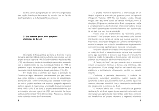 Ao final, consta a programação dos seminários organizados                 O projeto neoliberal representou a internalização de um
pela junção de esforços decorrentes do Instituto Lula, do Par tido       ideário originado e praticado por governos como na Inglaterra
dos Trabalhadores e da Fundação Perseu Abramo.                           (Margareth Thatcher, 1979-90), nos Estados Unidos (Ronald
                                                                         Reagan, 1981-89), entre outros de idêntica inclinação política e
                                                                         ideológica. Os governos neoliberais no Brasil consagraram a velha
                                                                         e surrada perspectiva das tradicionais elites conser vadoras de que
                                                                         não haveria possibilidades nacionais autônomas para a construção
                                                                         de um país livre para toda a população.
                                                                                 Foram anos de enaltecimento da “economia política
       2. Um mesmo povo, dois projetos                                   do bonsai”. Para qualquer broto de crescimento com possível
       distintos de Brasil                                               distribuição menos ingrata da renda que ousasse aparecer no
                                                                         Brasil havia a tesoura dos delegados do Consenso de Washington a
                                                                         amputá-lo, sempre com o rigozijo dos defensores do pensamento
                                                                         único como parcela significativa dos meios de comunicação.
                                                                                 Enquanto o Estado era tratado como responsável por todos
                                                                         os males do Brasil, o desenvolvimento nacional era concebido
        O conjunto de forças políticas que livrou o Brasil dos 21 anos   como algo espontâneo e exclusivo das forças de mercado. No
de regime autoritário não se mostrou suficiente para convergir a um só   máximo a função de regulação ao Estado, jamais a de promotor e
projeto de nação a partir de 1985. O Governo da Nova República (1985     protetor do processo de desenvolvimento nacional.
– 90), não obstante o mérito da consolidação democrática, sobretudo              A “teoria do bolo”, de que somente após a economia
com o estabelecimento da nova Constituição Federal em 1988, se           crescer seria possível distribuir, se tornou uma referência a não
apresentou incapaz de reconstruir um novo projeto nacional frente à      ser questionada. Ousar divergir implicava ser identificado como
herança da crise da dívida externa deixada pela ditadura (1964-85).      acadêmica e politicamente ultrapassado, perdido no passado
        Em função disso, o período que seguiu à aprovação da             distante.
Constituição seguiu demarcado crescentemente por, pelo menos,                    Conforme a realidade demonstrou, a ausência do
duas visões distintas e polarizadas em termos de possibilidades          crescimento sustentável possibilitou manter, quando não
aber tas de futuro a serem construídas para a sociedade brasileira. De   aprofundar, o status quo já existente. Assim, a pobreza seguiu nos
um lado, o projeto neoliberal, que terminou agregando segmentos          mesmos patamares, sobretudo com o desempenho desfavorável
políticos capazes de hegemonizar a condução do governo nacional          dos fundamentos econômicos do Brasil.
entre 1990 e 2002 e, de outro, o projeto desenvolvimentista que                  O resultado efetivo dos 12 anos consecutivos de governos
se consagrou vitorioso a partir de 2003 pelo conjunto das forças         neoliberais foi um Brasil aquém do seu potencial, conformado cada
políticas per tencentes à Frente Democrática e Popular, cuja liderança   vez mais para os segmentos de maior renda e poder. Sob o comando
maior coube ao Par tido dos Trabalhadores.                               dos beneficiários do projeto neoliberal, a regressão econômica

8                                                                                                                                         9
 