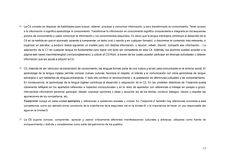  La C4 consiste en disponer de habilidades para buscar, obtener, procesar y comunicar información, y para transformarla en conocimiento. Tener acceso
a la información ni significa aprendizaje ni conocimiento. Transformar la información en conocimiento significa comprenderla e integrarla en los esquemas
previos de conocimiento y saber comunicar la información y los conocimientos adquiridos. Es obvio que la lengua extranjera contribuye al desarrollo de la
C4 en la medida en que el alumnado aprende a comprender un texto (oral o escrito y en cualquier formato), a discriminar el contenido más relevante, a
organizar en párrafos, a producir textos siguiendo un modelo pero con distinta información, a resumir, rebatir, discutir, compartir esa información… La
adquisición de la C1 en cualquier lengua es fundamental para lograr con éxito ser competente en esta C4. Además, los alumnos pueden acceder a la
página web (www.macmillanenglish.com/younglearners), y utilizar el CD-Rom, a través de los cuales pueden participar en diversas actividades y obtener
información que les ayude a adquirir la C4.
 C5. Además de ser vehículos de transmisión de conocimiento, las lenguas forman parte de una cultura y sirven para comunicarse en el entorno social. El
aprendizaje de la lengua inglesa permite conocer nuevas culturas, favorece el respeto, el interés y la comunicación con otros aprendices de lengua
extranjera o con hablantes de lenguas extranjeras. Y todo ello conlleva el reconocimiento y la aceptación de diferencias culturales y de comportamiento.
En consecuencia, el aprendizaje de la lengua inglesa contribuye al desarrollo y adquisición de la C5. En las unidades didácticas de Footprints queda
claramente reflejado en los apartados referentes a Aspectos socioculturales y en el resto de apartados con referencias a trabajar en parejas o grupo,
intercambiar información personal, participar, debatir, expresar opiniones o ideas y escuchar las de los demás, construir diálogos, valorar y respetar las
aportaciones de los compañeros, etc.
Footprints incluye en cada unidad ejemplos y referencias a cuestiones sociales y cívicas. En Footprints 2 también hay referencias concretas a esta
competencia, como por ejemplo tomar conciencia de la importancia de la seguridad vial en la Unidad 9, o la importancia de hacer un uso responsable del
agua en la Unidad 5.
 La C6 supone conocer, comprender, apreciar y valorar críticamente diferentes manifestaciones culturales y artísticas, utilizarlas como fuente de
enriquecimiento y disfrute y considerarlas como parte del patrimonio de los pueblos.
15
 