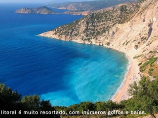 O litoral é muito recortado, com inúmeros golfos e baías. 