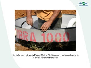 Vedação das caixas da Fossa Séptica Biodigestora com borracha macia.
Foto de Valentim Monzane.

 