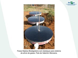 Fossa Séptica Biodigestora com destaque para sistema
de alívio de gases. Foto de Valentim Monzane.

 