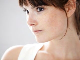 CONTRALUZ:
Substituição de
A melhor solução caseira 
é colocar uma lâmpada forte 
atrás do modelo a ser fotografado.
 