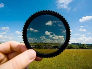 DENSIDADE NEUTRA
Filtro de
Reduz uniformemente a quantidade 
de luz que entra nas objetivas. 
Usado para diminuir contrastes 
e facilitar o motion blur.
Pode ser uniforme ou graduado 
(partes mais escuras que outras).
 