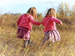DESIGN FOTOGRÁFICO:
• Regra dos terços e assimetria
• Linhas de orientação, diagonais, repetições,
curvas
• Pontos de vista e altura da câmara
• Formato, escala e tridimensionalidade
• Molduras, texturas e padrões
• Camadas, silhuetas e fades
• Direção da intenção
• Simplicidade
 