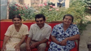 Foto abuela lua y hermanos