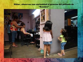 Niñas , observan con curiosidad el proceso del peinado de “Kendra”