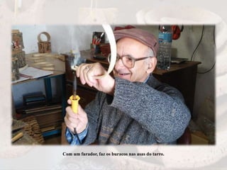 Com um furador, faz os buracos nas asas do tarro.
 