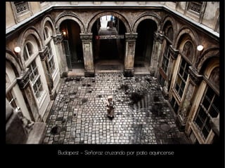 Budapest - Señoraz cruzando por patio aquincense
 