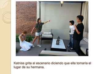 Katniss grita al escenario diciendo que ella tomaría el
lugar de su hermana.

 