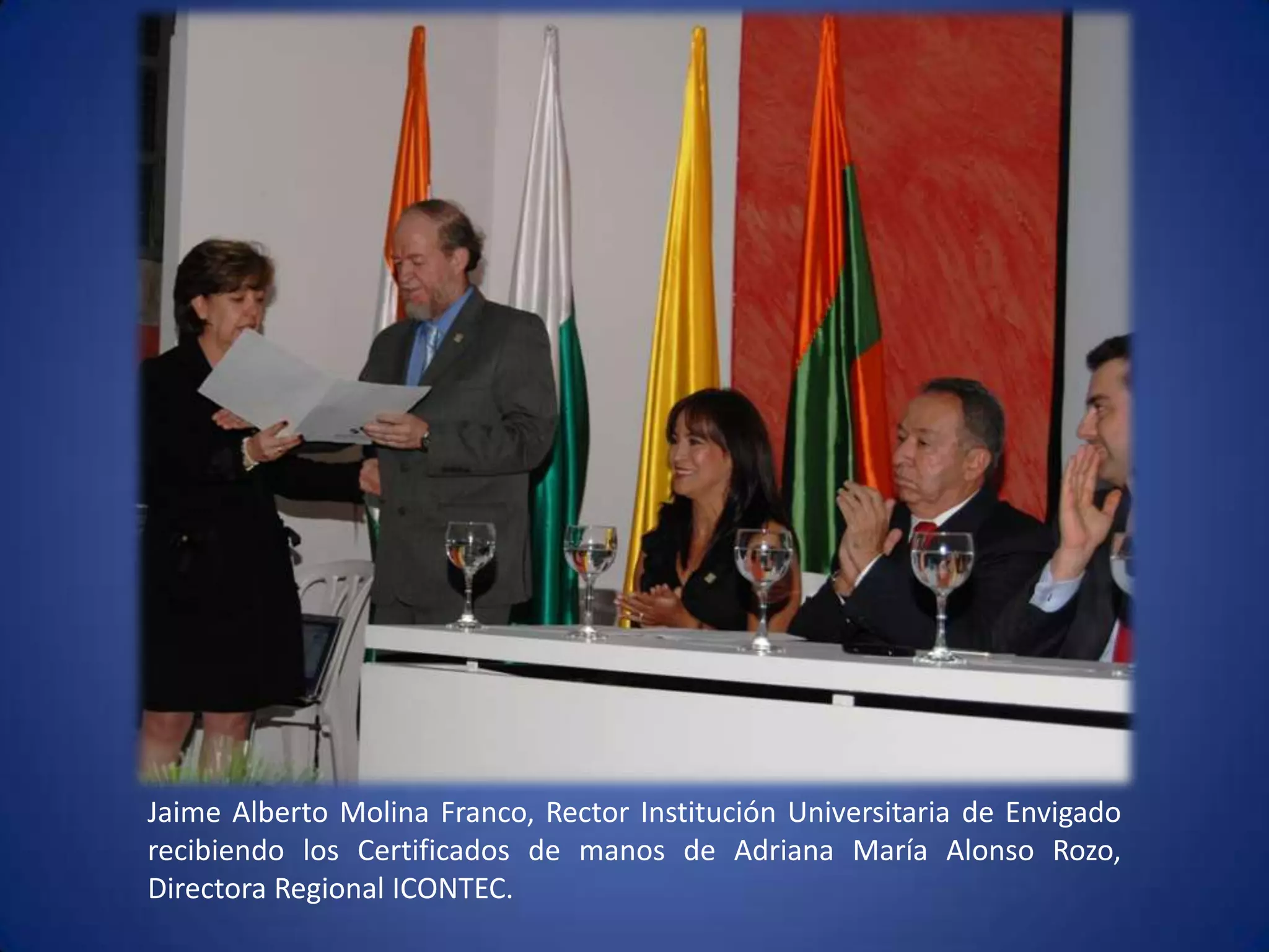 Jaime Alberto Molina Franco, Rector Institución Universitaria de Envigado recibiendo los Certificados de manos de Adriana María Alonso Rozo, Directora Regional ICONTEC.  
