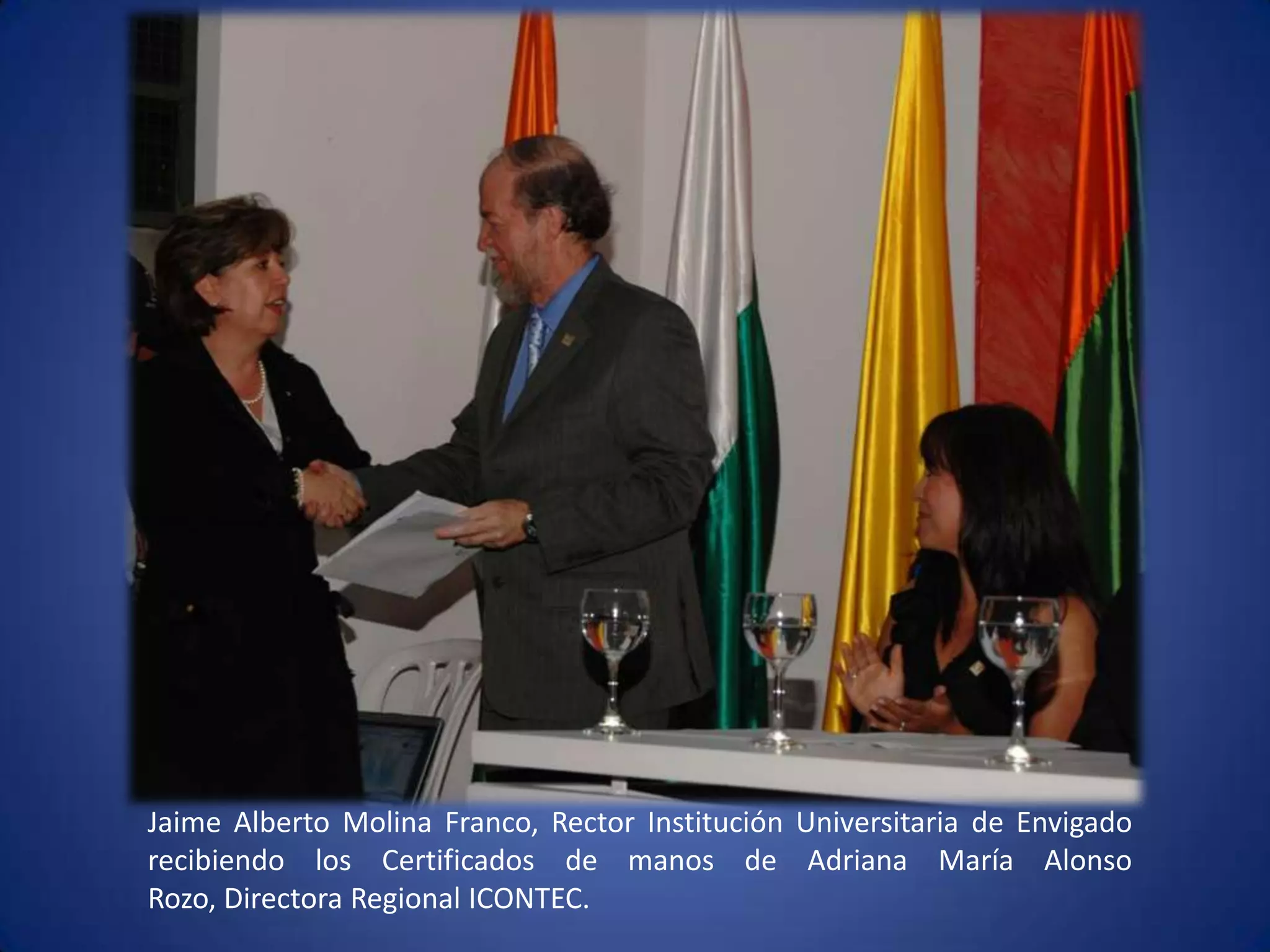 Jaime Alberto Molina Franco, Rector Institución Universitaria de Envigado recibiendo los Certificados de manos de Adriana María Alonso Rozo, Directora Regional ICONTEC.  