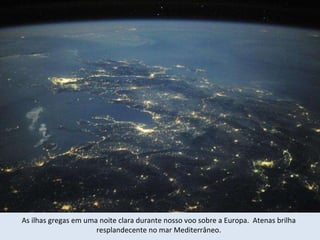 As ilhas gregas em uma noite clara durante nosso voo sobre a Europa.  Atenas brilha resplandecente no mar Mediterrâneo. 