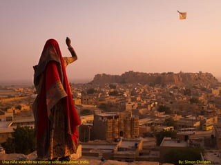 Una niña volando su cometa sobre Jaisalmer, India.   By: Simon Christen
 