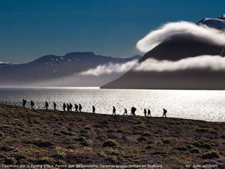 Caminata por la tundra ártica. Parece que las montañas hacen su propio tiempo en Svalbard   by: June Jacobsen
 